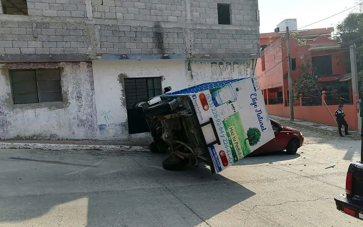 Camioneta con garrafones de agua vuelca y cae sobre vehículo  Tránsito y Vialidad (2)